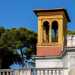 Alzando lo sguardo notiamo anche due torrette con bifore, gialle e rosse, svettare sullandrone voltato che immette al grande parco antistante la villa
